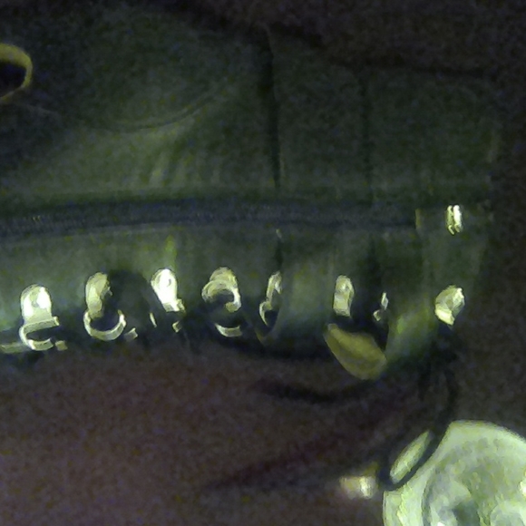 Stiletto - Picture 4 of 5